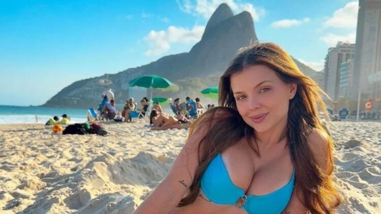 10 Hot Sexy Carol Bresolin Bikini Pics