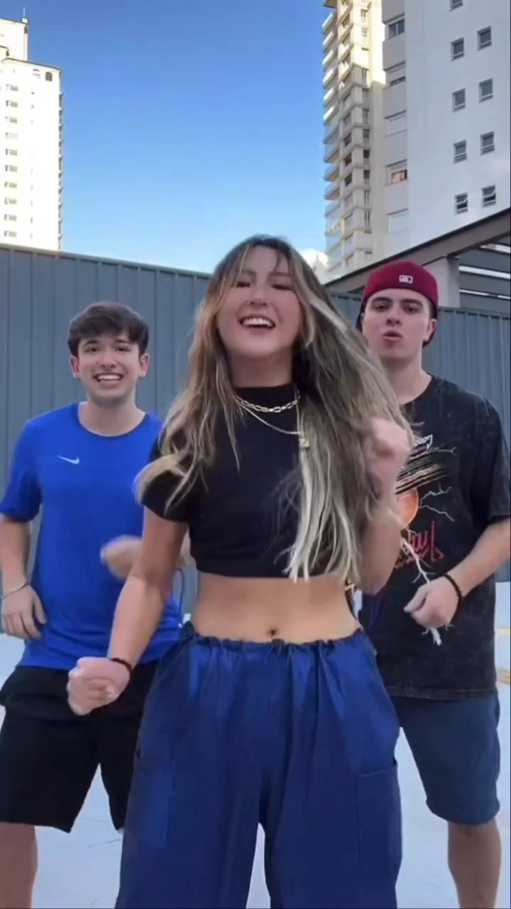 5 Hot Sexy Isabelle Bissoli Bikini Pics