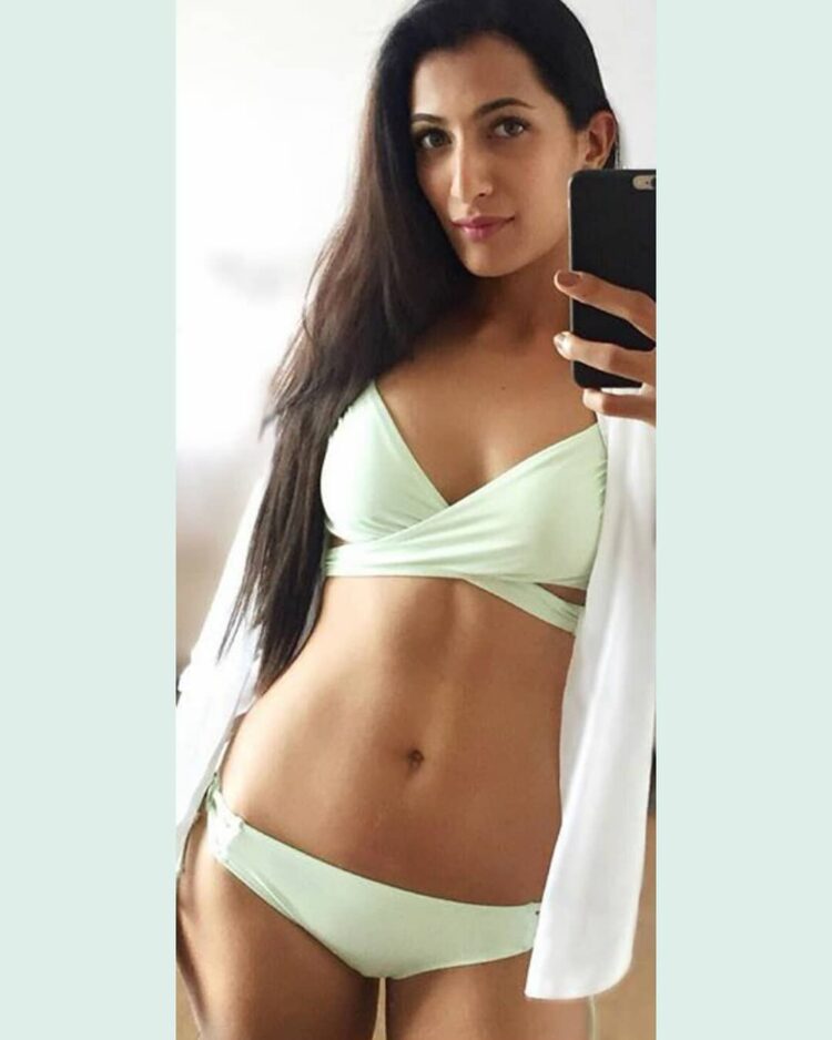 5 Hot Sexy Leeza Mangaldas Bikini Pics