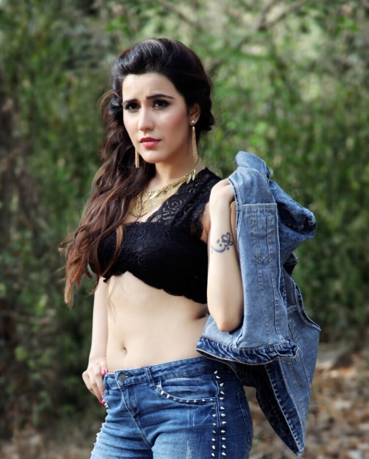 8 Hot Sexy Sheena Bajaj Bikini Pics