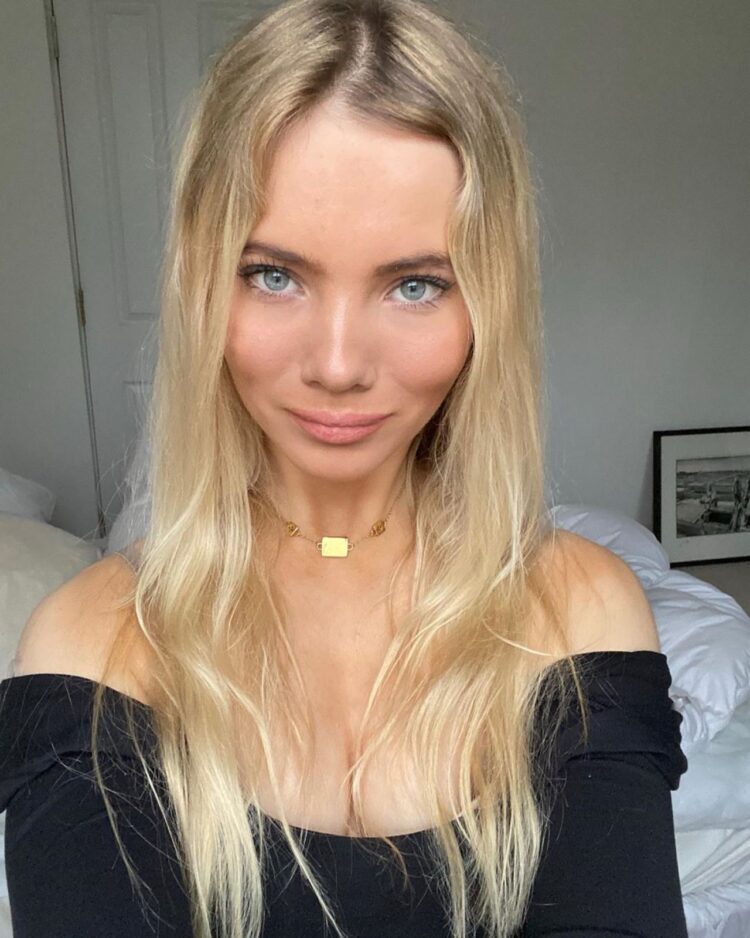 Freya Allan 21