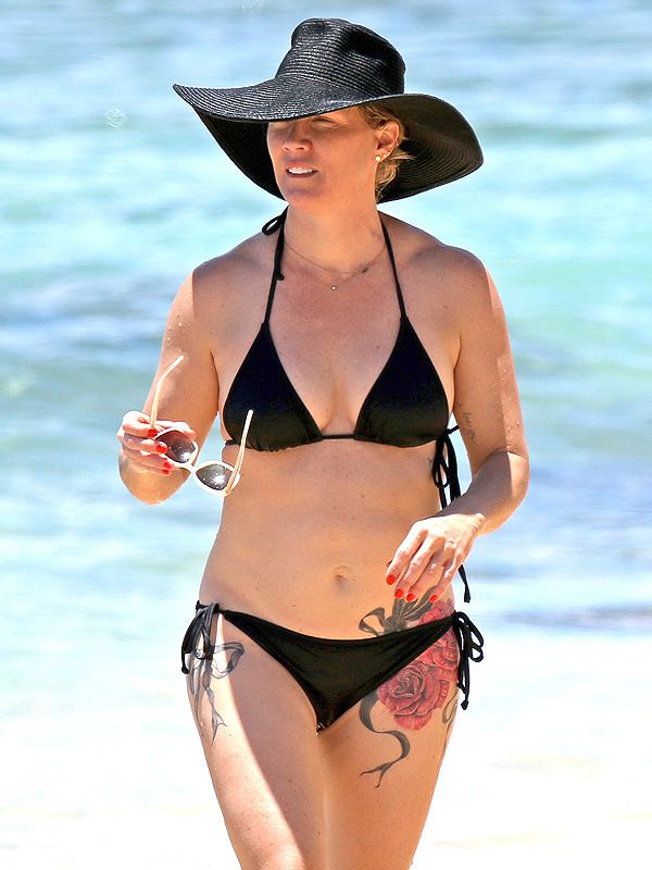 Sexy Jennie Garth Bikini Pics