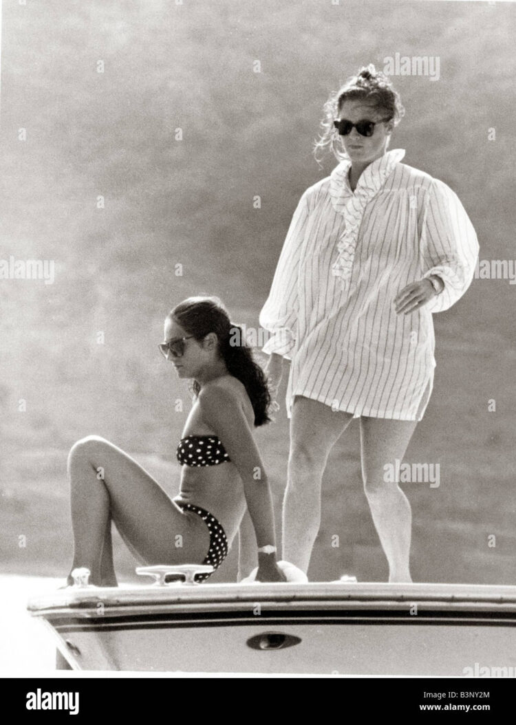 18 Hot New Sarah Ferguson Bikini Pics