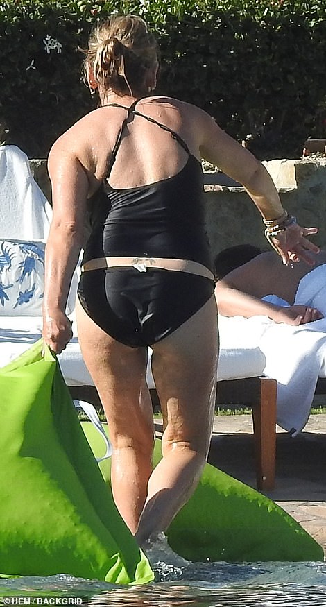 19 Sexy Hot Sarah Michelle Gellar Bikini Pics