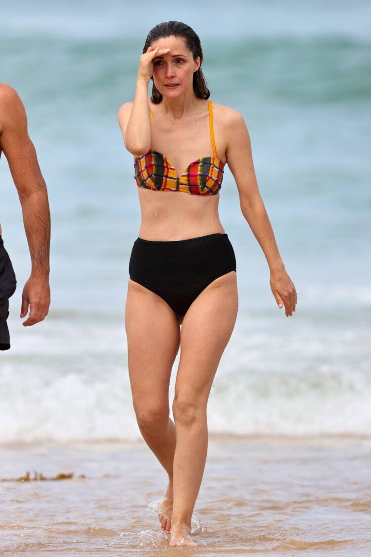 16 Hot Sexy Scarlett Byrne Bikini Pics 