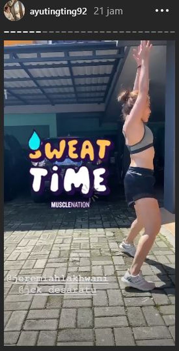 10 Hot Ayu Ting Ting Bikini Pics