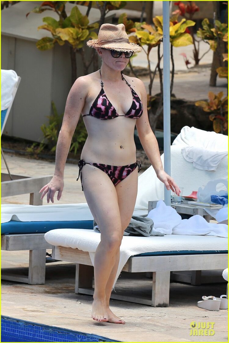 10 Hot Sexy Megan Hilty Bikini Pics