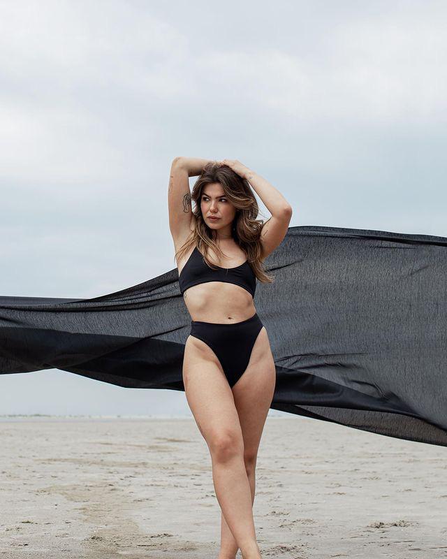 10 Hot Sexy Abbey Hoes Bikini Pics 10 Hot Sexy Abbey Hoes Bikini Pics