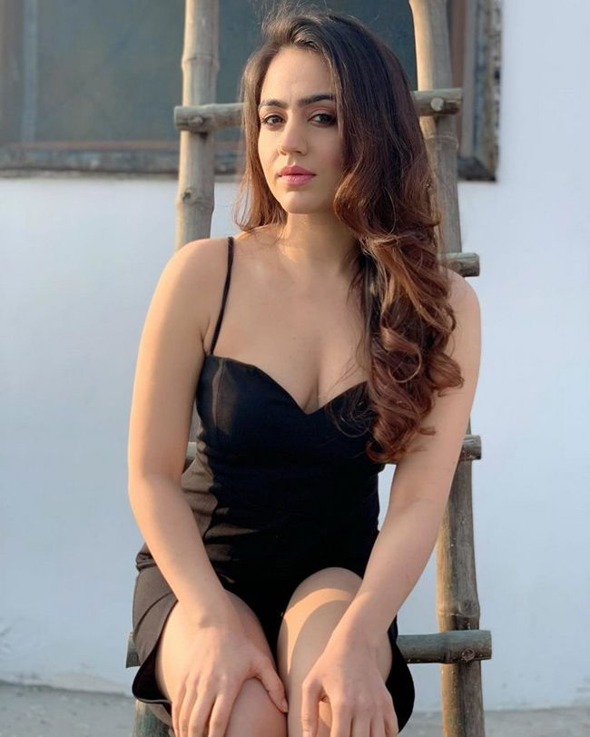 aksha pardasany 3