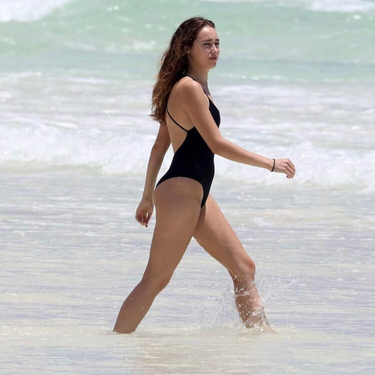 9 Hot Sexy Alycia Debnam Carey Bikini Pics 