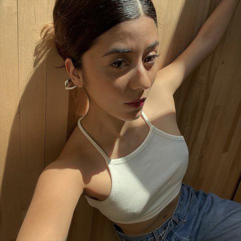 daniela andrade 5