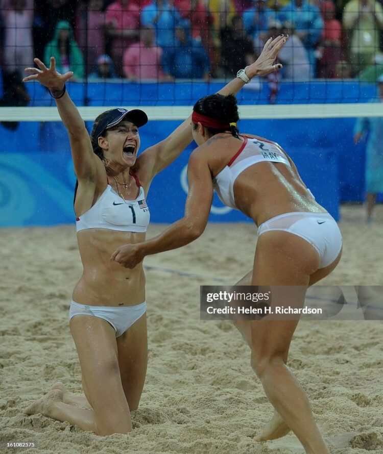 7 Hot Sexy Helen Richardson Bikini Pics