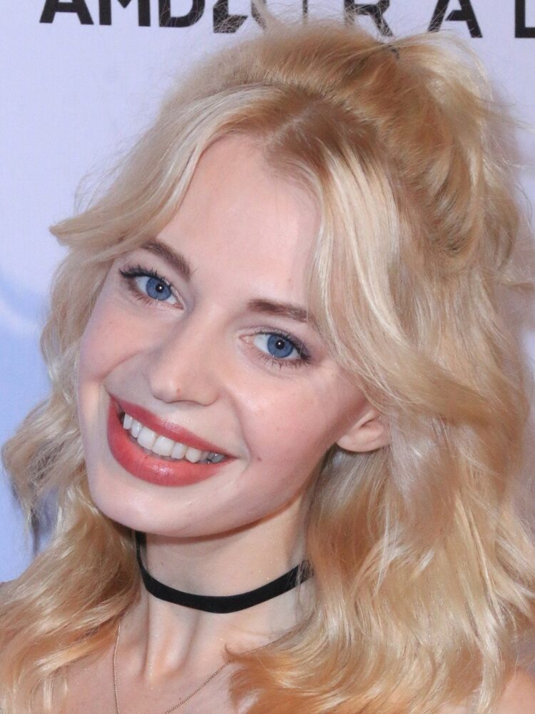 9 Hot Sexy Holly Farnworth Bikini Pics