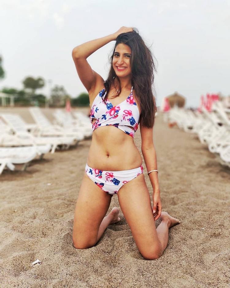 kubra khan 8