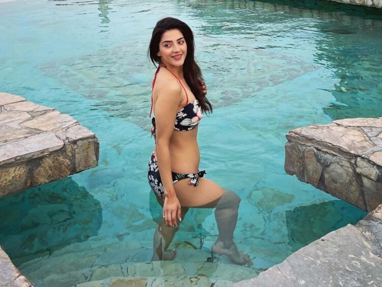 mehreen kaur pirzada 6