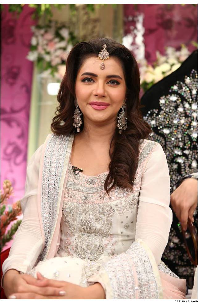 nida yasir 7