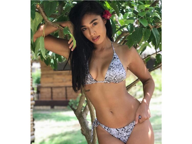 7 Hot Sexy Queen Sandra Bikini Pics