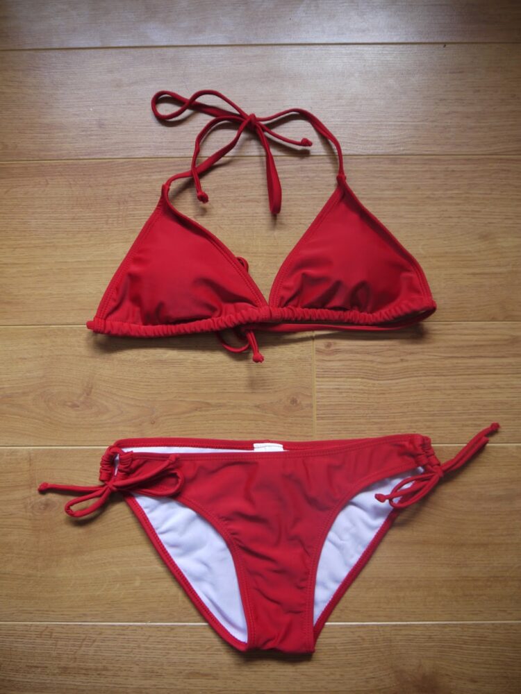 8 Hot Sexy Red Eviee Bikini Pics