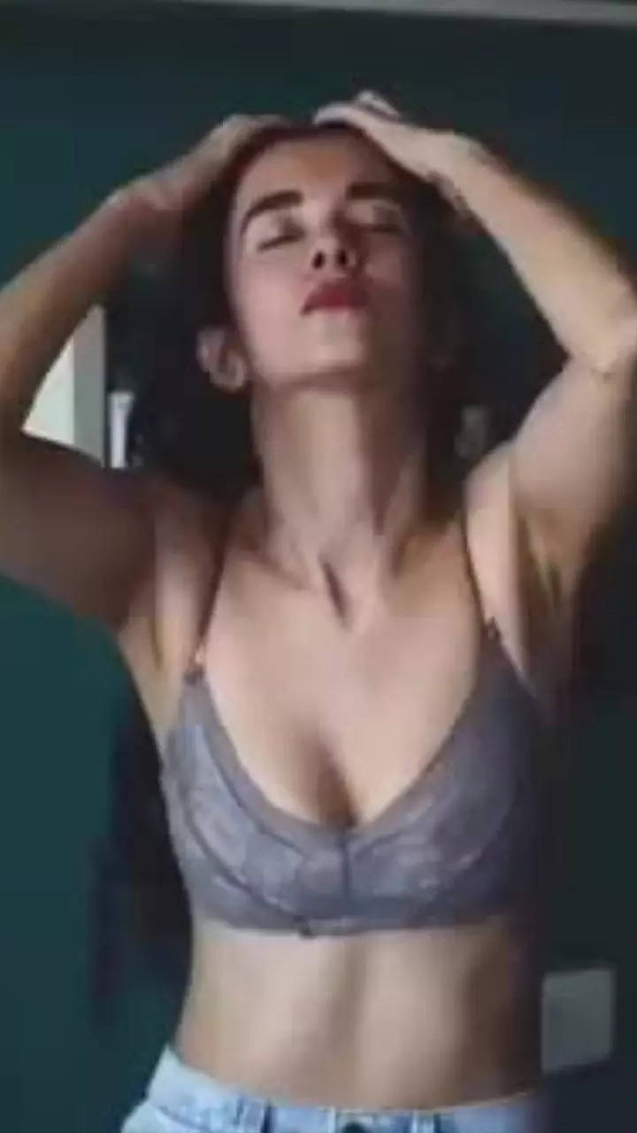 saba azad 3