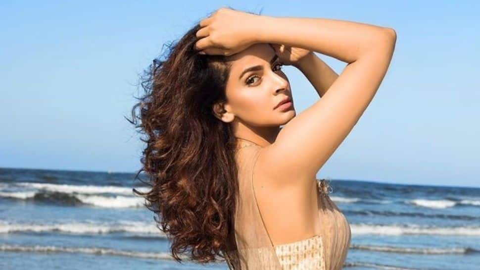 saba qamar 5