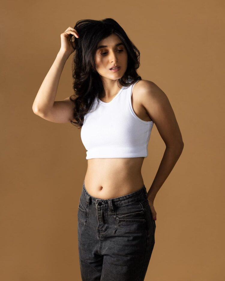 8 Hot Sexy Sanjana Sarathy Bikini Pics