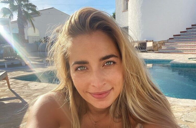 9 Hot Sexy Shelly Sterk Bikini Pics