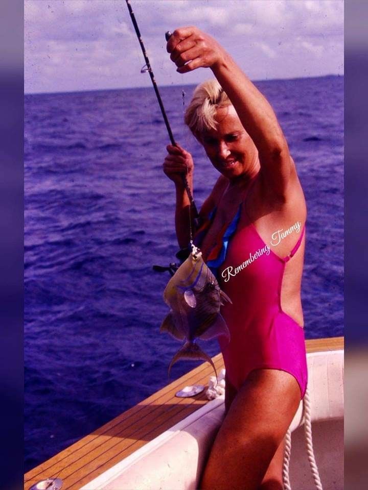 9 Hot Sexy Tammy Wynette Bikini Pics 