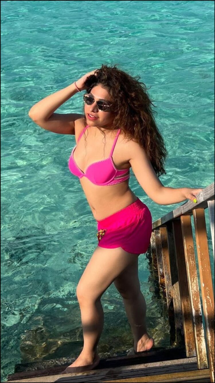 8 Hot Sexy Tulsi Kumar Bikini Pics