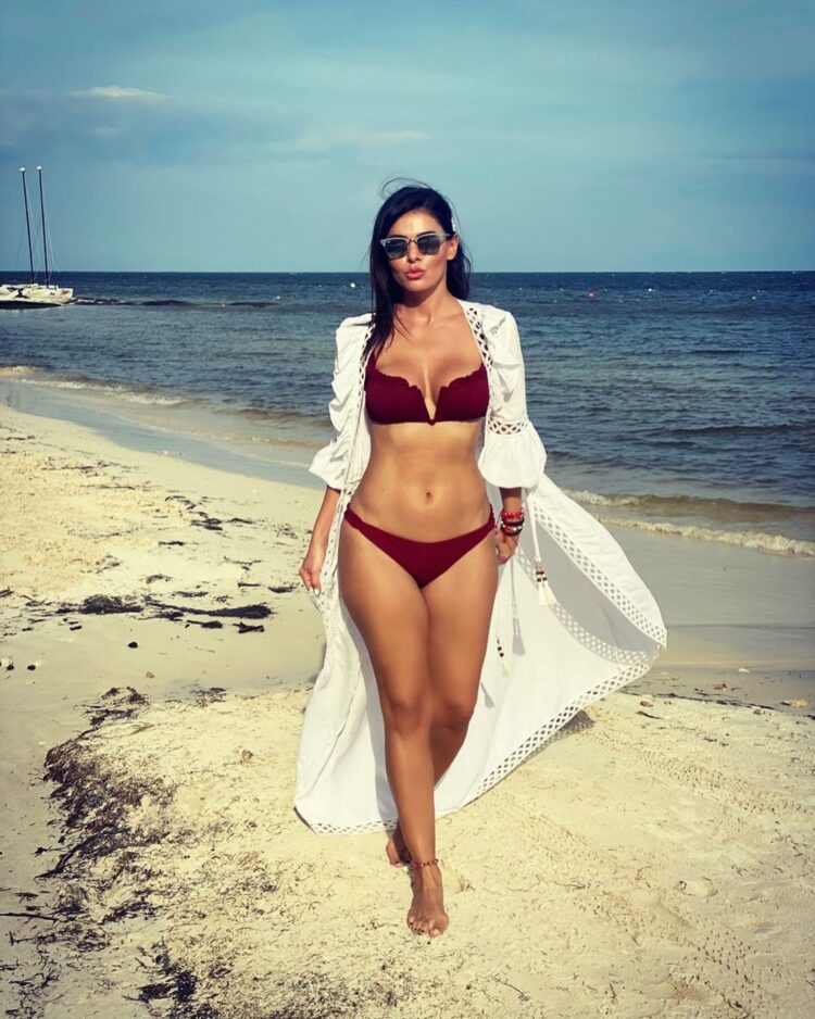 6 Hot Sexy Vanessa Arias Bikini Pics 