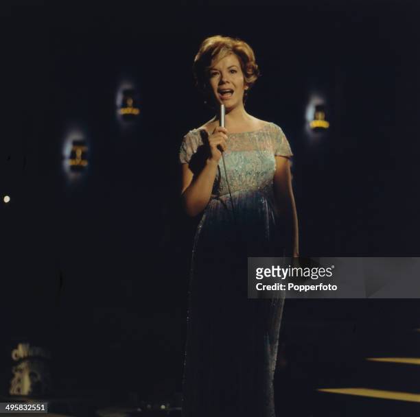 vikki carr 8