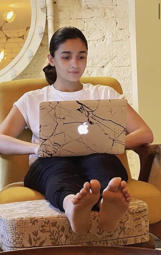 alia bhatt feet