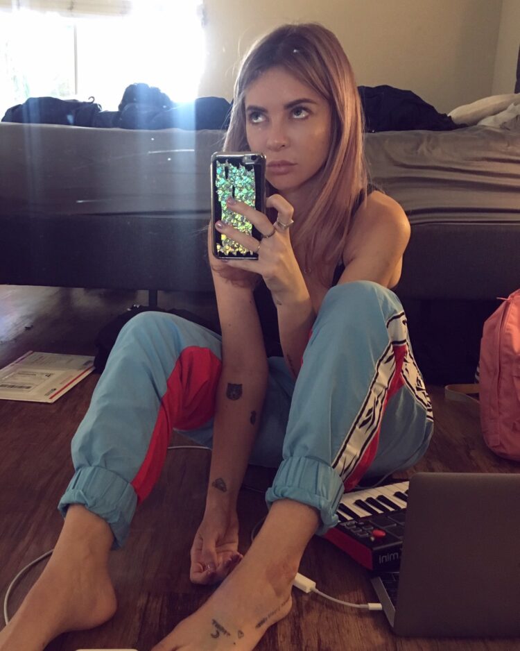 alison wonderland feet 1