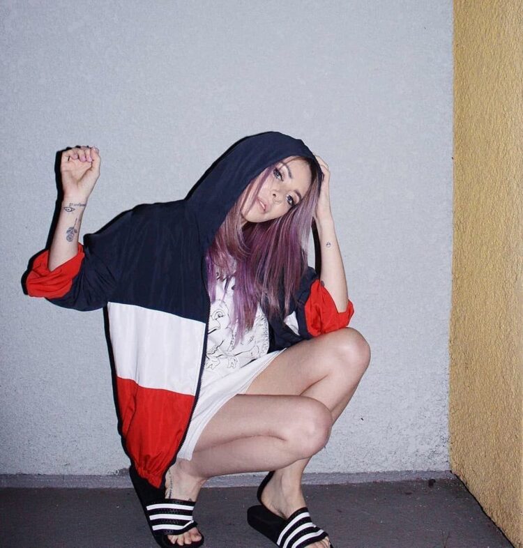 alison wonderland feet 2