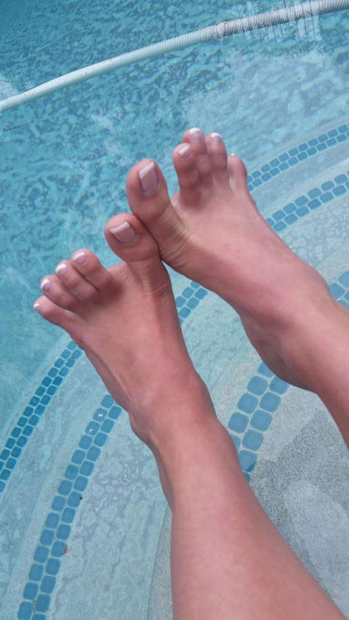 allie brooks feet 1