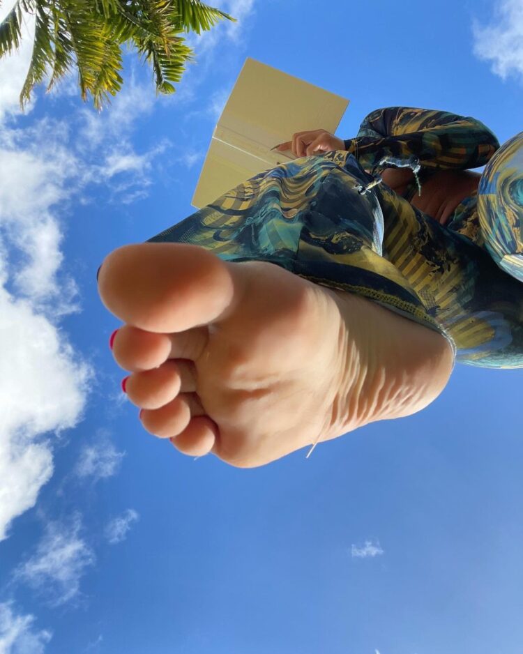 amanda bottoms feet