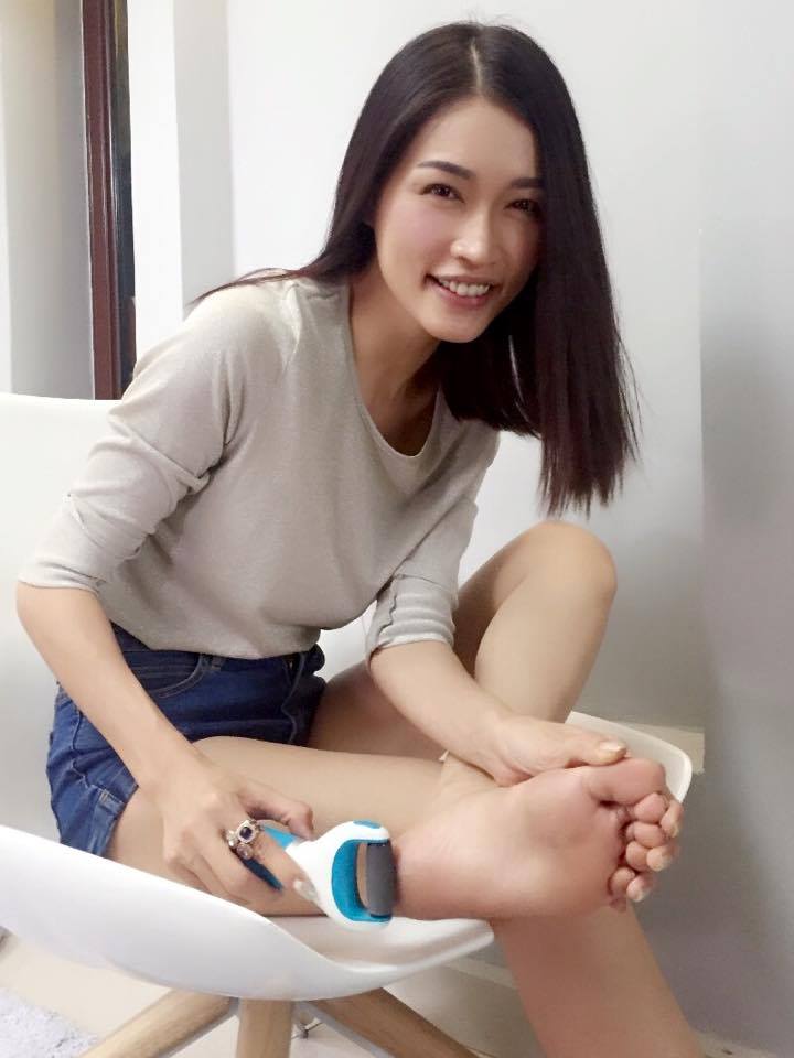 amber chia feet