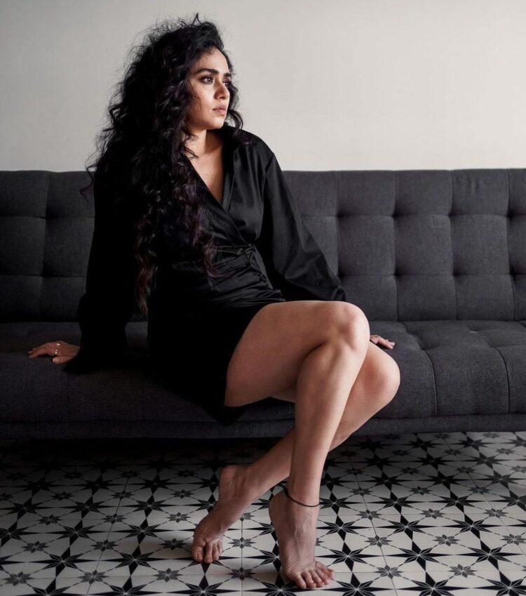 amruta khanvilkar feet 1