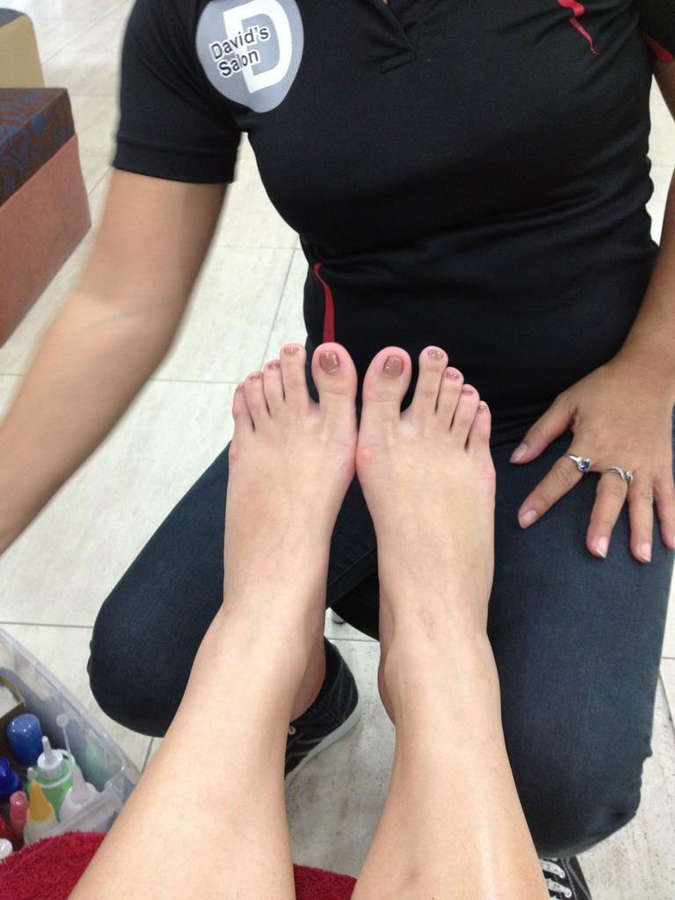 angeline quinto feet 4