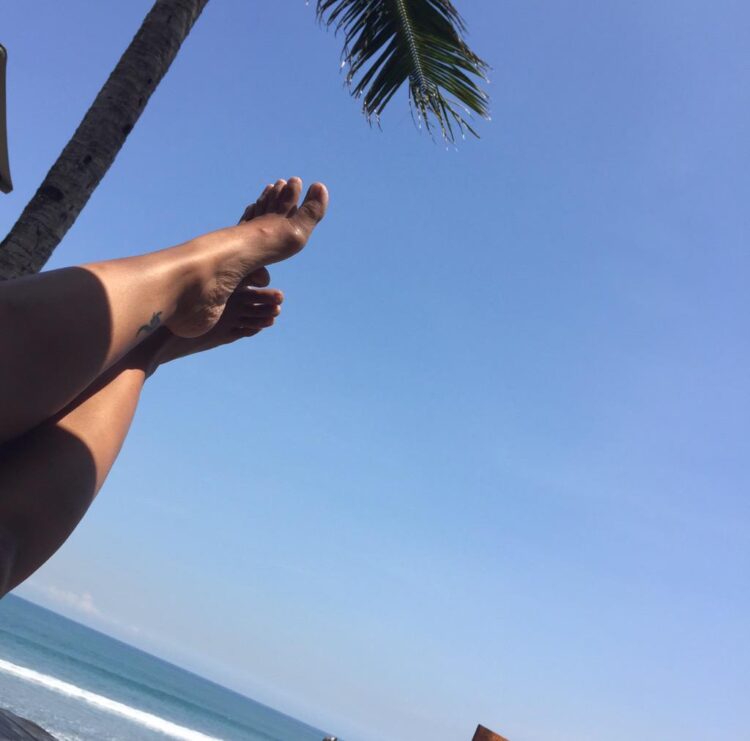 anggun feet