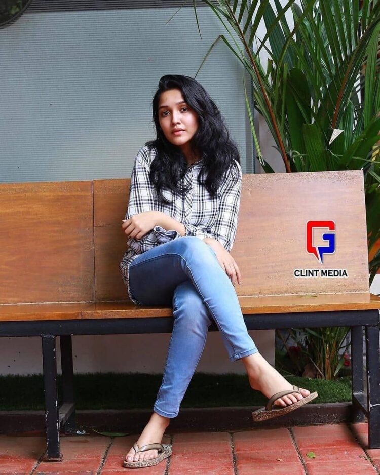 anikha surendran feet 6