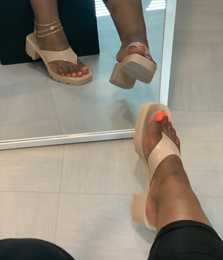 aniya feet