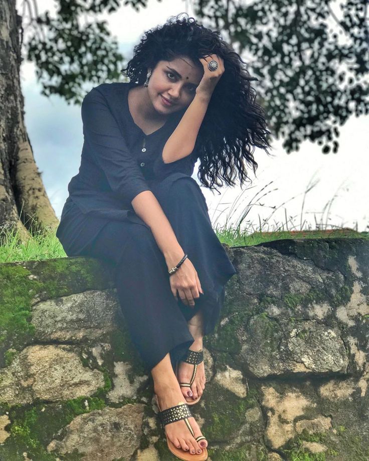 anupama parameswaran feet 6