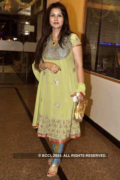 anuradha paudwal feet