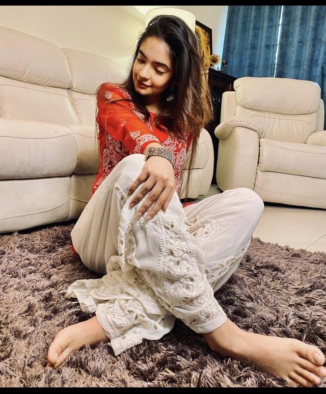 anushka sen feet