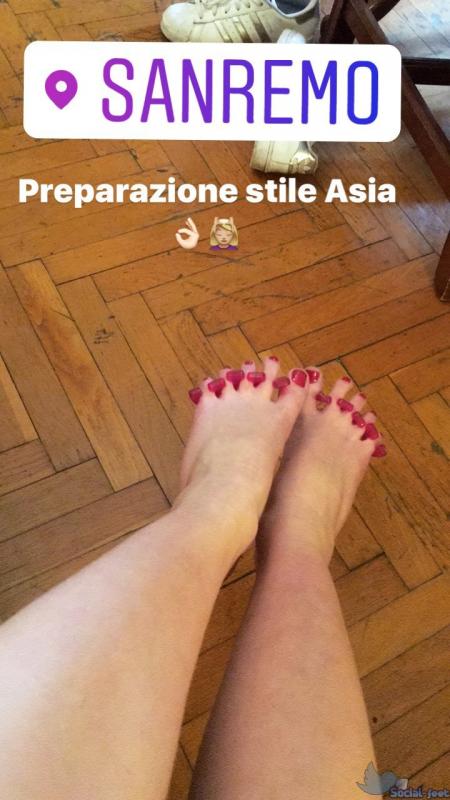 asia valente feet 3