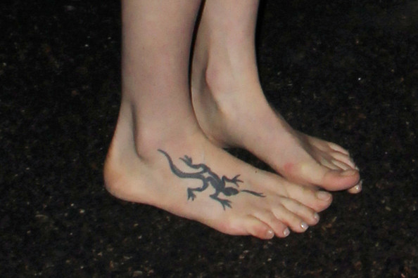 astrid berges frisbey feet 3