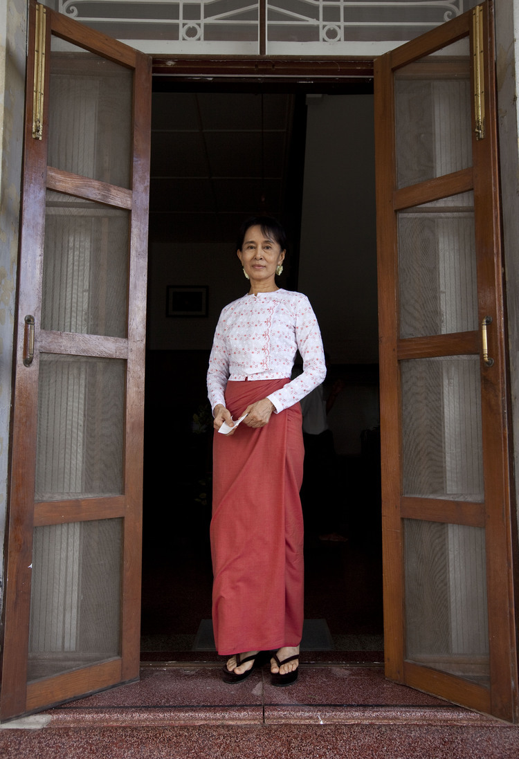aung san suu kyi feet 1