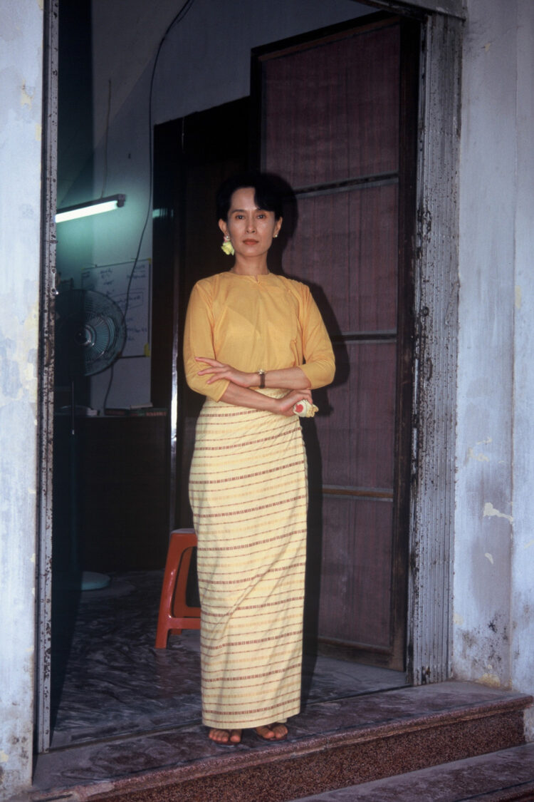 aung san suu kyi feet 2