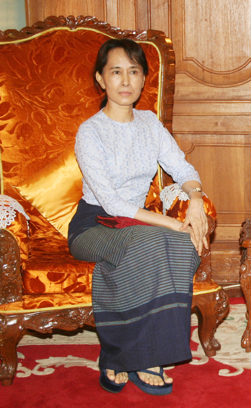 aung san suu kyi feet