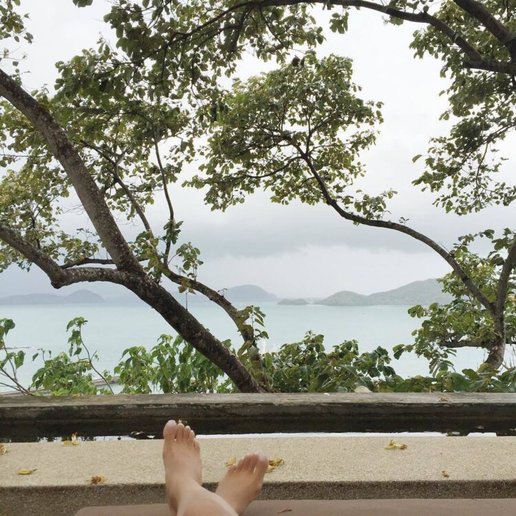 autumn ajirotutu feet